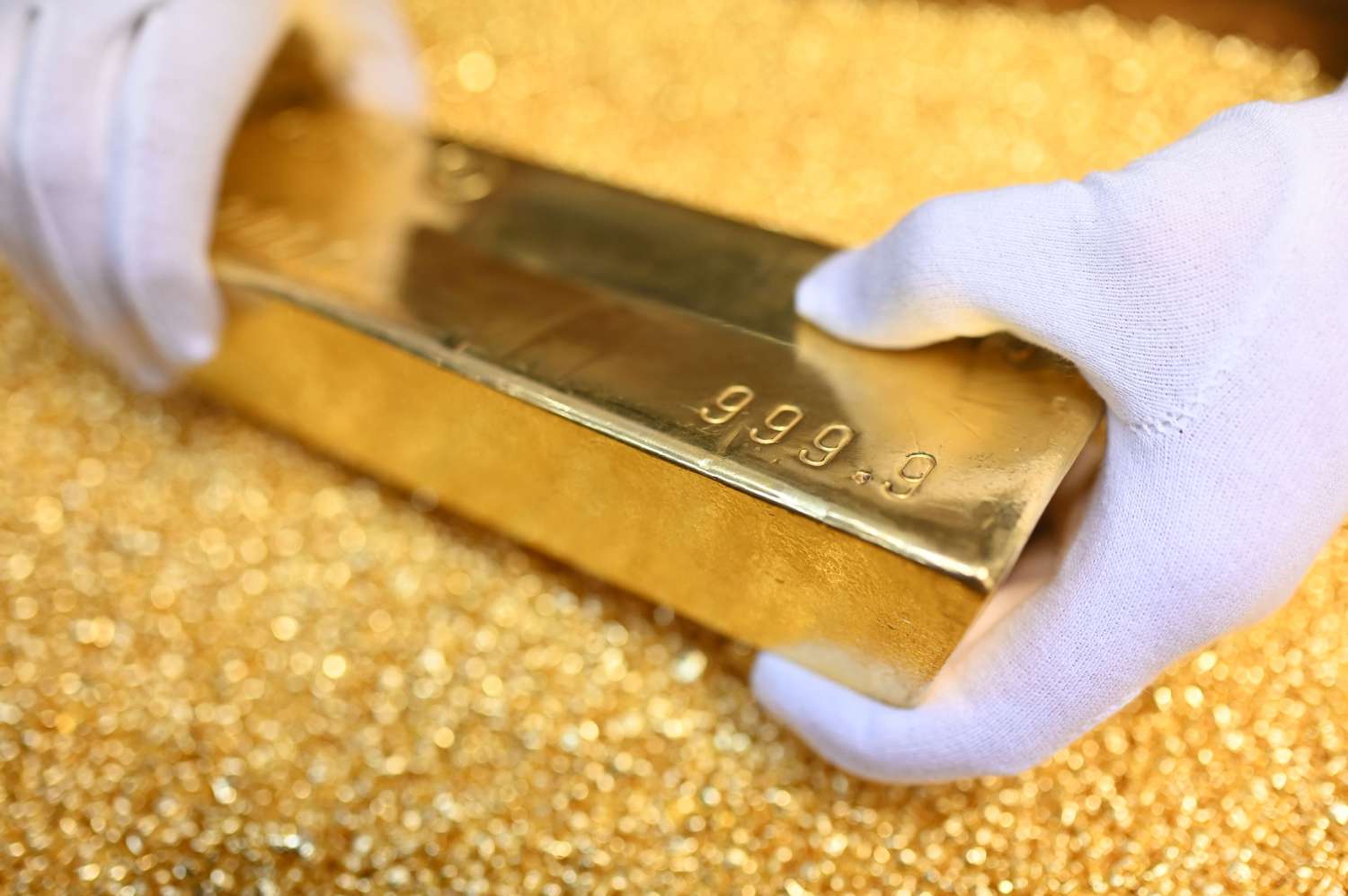 Gold Glitters in COMEX Vaults as Inventories Surge