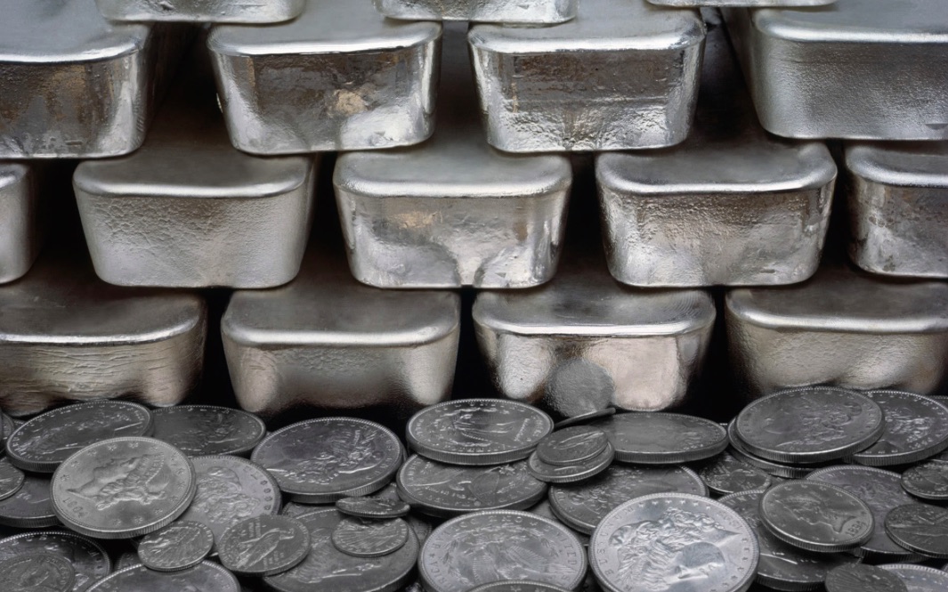 Silver’s Climb: Shanghai Vaults, COMEX Expiry, and Premium Pressure